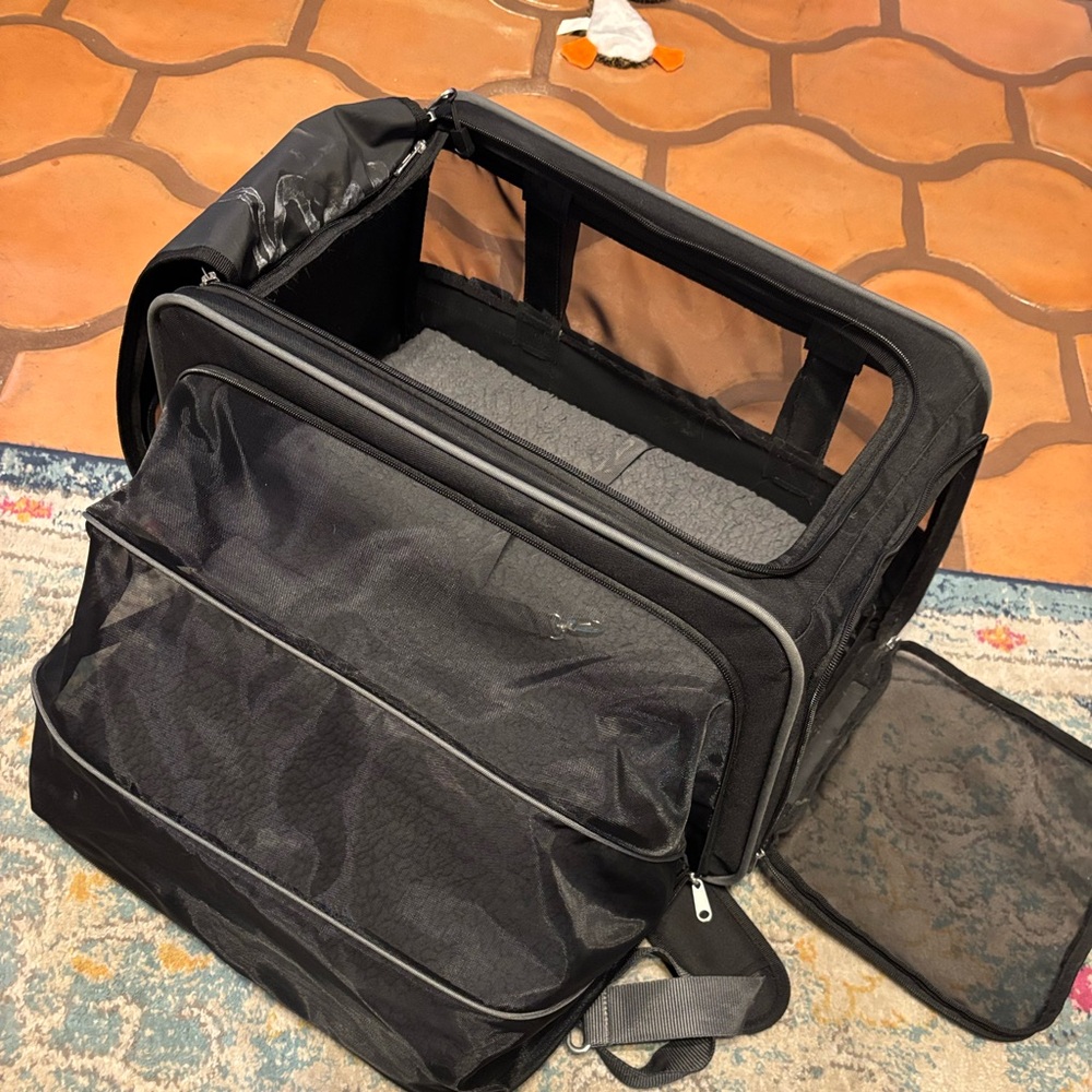 Dog or cat travel bag with side vent